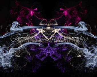 Arte de humo etéreo con vibrantes tonos rosa y morado Simetría abstracta