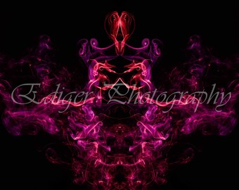 Simetría radiante abstracta en humo rosa y morado