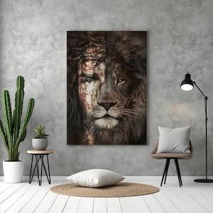 Puede incluir: Una impresión de arte digital que presenta la cara de un león con una corona de espinas, simbolizando la fuerza y el sacrificio. La imagen está en tonos de marrón, rojo y negro, con un fondo texturizado.