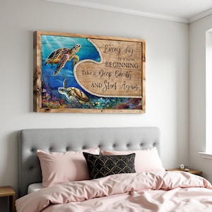 Könnte beinhalten: Holzgerahmtes Wandbild mit zwei Meeresschildkröten in einer Ozeanszene. Das Kunstwerk enthält den Text "Every day is a new beginning, take a deep breath and start again."