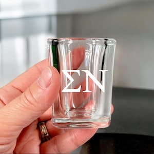 Vaso de 2.2 oz personalizado de la fraternidad Sigma Nu / Vaso de la vida griega / Regalos de fraternidad / Regalos para exalumnos / Universidad / Accesorios con licencia oficial