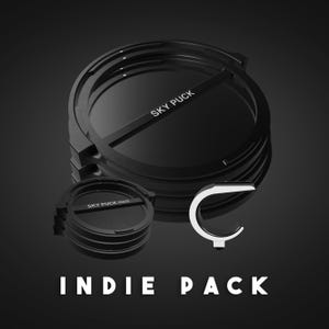 Puede incluir: Un conjunto de productos Indie Pack negros sobre un fondo oscuro. El conjunto incluye una pila de objetos circulares con el texto "SKY PUCK" y "SKY PUCK mini", además de un objeto en forma de C blanco y plateado. El texto "INDIE PACK" está en la parte inferior.