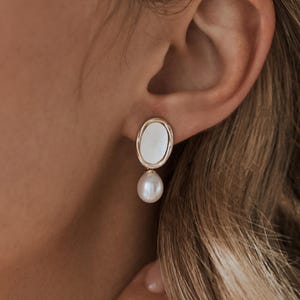 Mother of Pearl Earrings Drop Pearl Earrings | Vintage Gold Earrings, Bridal Jewelry, Wedding Earrings, Gift for Her, Minimalist Earrings