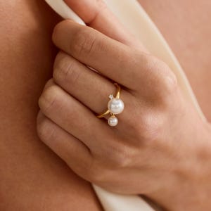 Doppelperlen Ring, Asymmetrischer Perlenring, Moderne Statement Ring, Minimalistischer Schmuck, Brautparty Geschenk, Alternative Verlobungsring