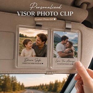 Peut inclure: Deux clips photo rectangulaires en plastique transparent fixés sur un pare-soleil de voiture beige. Chaque clip contient une photo avec du texte en bas. La photo de gauche montre un homme et un enfant avec le texte Drive Safe I NEED YOU HERE WITH ME. La photo de droite montre un couple avec le texte Love You Always NO MATTER WHERE I AM.