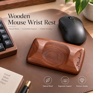 Puede incluir: Un reposamuñecas de madera rectangular para ratón con una superficie lisa y contorneada y un acabado de veta de madera marrón oscuro. El nombre Michael está grabado en el lado derecho. El texto Wooden Mouse Wrist Rest es visible arriba.