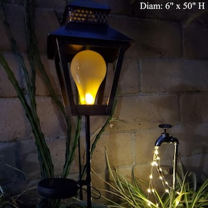 Lanterne de jardin en métal à LED solaire avec ampoule vacillante, décoration d&#39;arrière-cour rustique sur poteau de jardin