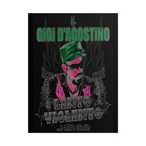 Może przedstawiać: Czarno-biały projekt graficzny z portretem Gigi D'Agostino w zielonym kapeluszu i okularach przeciwsłonecznych. Tekst "Lento Violento...e altre storie" jest w kolorze różowym i białym.