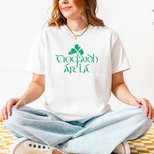 Camiseta Comfort Colors® Tiocfaidh Ár Lá - Camiseta republicana irlandesa - Gráfico de la bandera del ejército del IRA - Apoyo a la unidad y la libertad de Irlanda - Gaélico celta