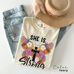 彼女は強い。Comfort Colors® シャツ、聖書の一節、力を与えられた女性 T シャツ、イエス シャツ、信仰シャツ、最高のクリスチャン シャツ、宗教シャツ。