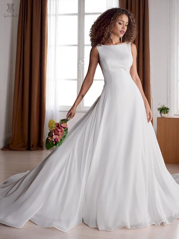 Elegante abito da sposa a trapezio con scollo a barca: abito