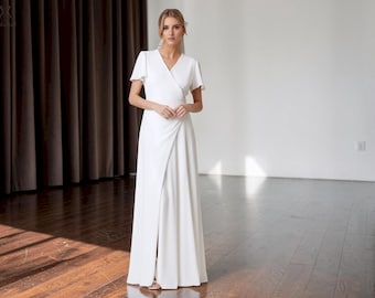 Vestido de novia sencillo de crepé, escote en V cruzado, mangas con volantes, abertura alta, espalda con lazo color marfil