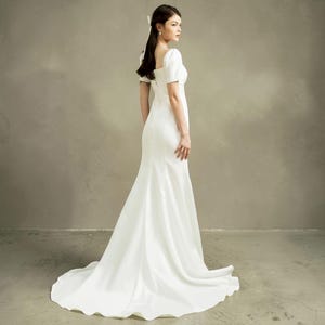 Vestido de novia moderno con escote corazón: espalda descubierta sencilla