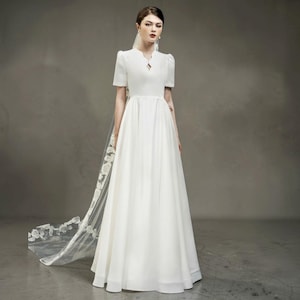 Prosta suknia ślubna z dekoltem w serek: minimalistyczna rustykalna suknia z odkrytymi plecami