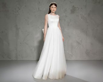 Abito da sposa a trapezio con scollo a barca: moderno abito da sposa con schiena scoperta