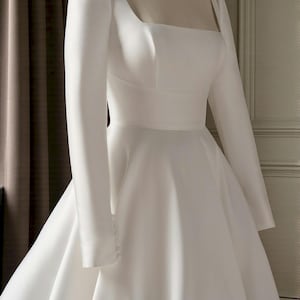 Enkel elegant långärmad A-linjeformad brudklänning, minimalistisk fyrkantig halsringning i taft i elfenbensvit. bild 14
