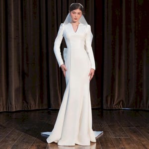 Elegante vestido de novia de manga larga: vestido de novia minimalista con espalda descubierta.