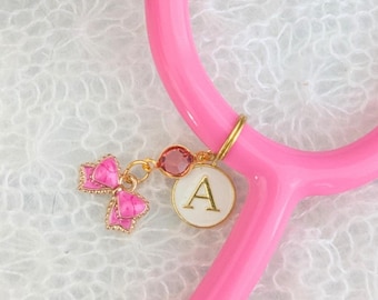Charm de estetoscopio rosa con lazo coqueto para estudiantes de enfermería, regalo de graduación para médicos, charm de estetoscopio personalizado para enfermeras.
