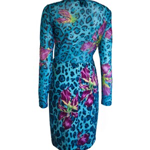 K&ouml;nnte beinhalten: Ein blaues, lang&auml;rmeliges Kleid mit Leopardenmuster und Blumenmuster.