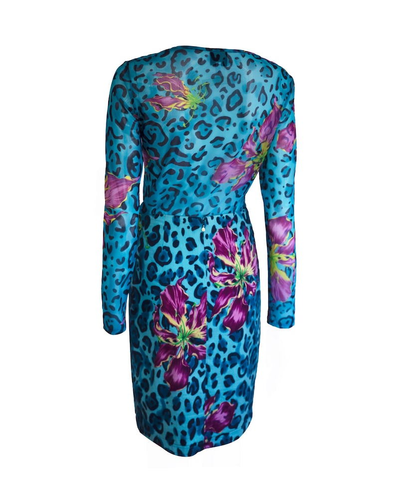 K&ouml;nnte beinhalten: Ein blaues, lang&auml;rmeliges Kleid mit Leopardenmuster und Blumenmuster.
