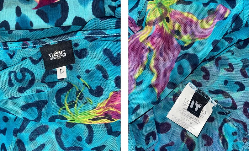 K&ouml;nnte beinhalten: Ein blaues Mesh-Oberteil mit Leopardenmuster und Blumendesign. Das Oberteil hat ein Etikett mit der Aufschrift "Versace Jeans Couture" und "L" f&uuml;r die Gr&ouml;&szlig;e.
