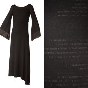 Könnte beinhalten: Ein schwarzes Maxikleid mit langen, fließenden Ärmeln. Das Kleid hat einen runden Ausschnitt und ein tailliertes Oberteil. Der Rock ist asymmetrisch, mit einem längeren Saum hinten. Das Kleid ist aus einem weichen, dehnbaren Stoff.