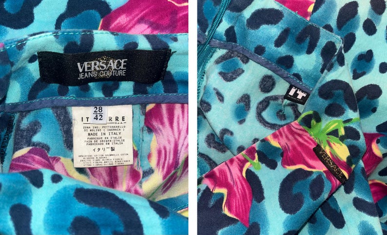 K&ouml;nnte beinhalten: Blaue und rosafarbene gemusterte Hose mit einem schwarzen Etikett mit der Aufschrift "Versace Jeans Couture". Das Etikett enth&auml;lt auch die Gr&ouml;&szlig;e "IT 42" und "28 RRE".