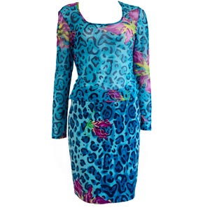 K&ouml;nnte beinhalten: Ein blaues Netzkleid mit Leopardenmuster und Blumendesign. Das Kleid hat lange &Auml;rmel und einen runden Ausschnitt.