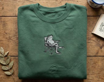 Sweat-shirt brodé grenouille, sweat à capuche grincheux grenouille assise sur une chaise, broderie animale drôle, vêtements cottagecore, cadeau pour amoureux de la nature, art crapaud