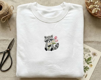 Sweat-shirt brodé raton laveur, sweat à capuche mignon panda poubelle, cadeau de raton laveur tenant des fleurs, broderie d'animaux de la forêt, vêtements esthétiques pour la faune