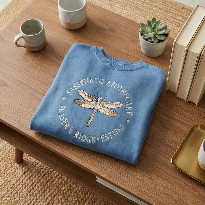 Sudadera bordada de Sassenach Apothecary, Fraser's Ridge, fundada en 1761, cuello redondo con libélula inspirada en Outlander, regalo para amantes de la lectura. imagen 1