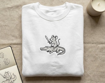 Sweat-shirt brodé souris chevalier sur crocodile, sweat à capuche animal guerrier, jolie broderie souris, chemise aventure petit animal grand