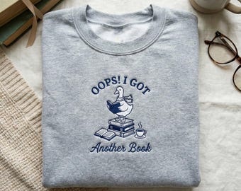 Sweat à capuche brodé oie livresques, sweat-shirt Just One More Book, cadeau pour amateur de bibliothèque, col rond d'oie lecture drôle, cadeau rat de bibliothèque