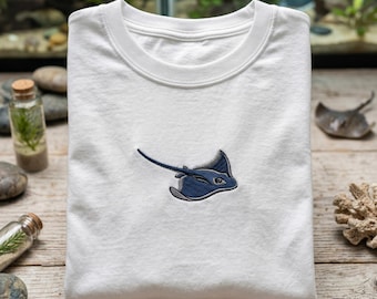 T-shirt raies brodées, t-shirt vie océanique, chemise créature marine minimaliste, broderie raie manta, cadeau nautique pour plongeur