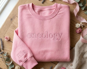 Sweat-shirt brodé en oncologie, col rond médical minimaliste, cadeau personnalisé pour infirmière en oncologie, pull personnalisé avec nom Ella, vêtements d'infirmière