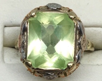 Beautiful Vintage Art deco 10K Yellow Gold Filigree Yellow/Green Spinel/Uranium Glass from the Art Deco Era. Ring. Sz. 7. Sizable.
