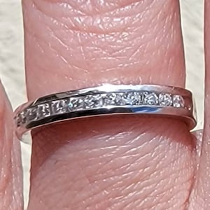 Hermoso anillo vintage de oro blanco de 14 k con diamantes de media eternidad. Tamaño 5 1/4.
