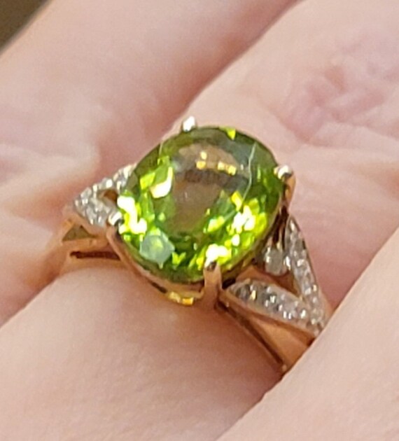 Vintage 14kt Yellow Gold Oval Peridot and Diamond 