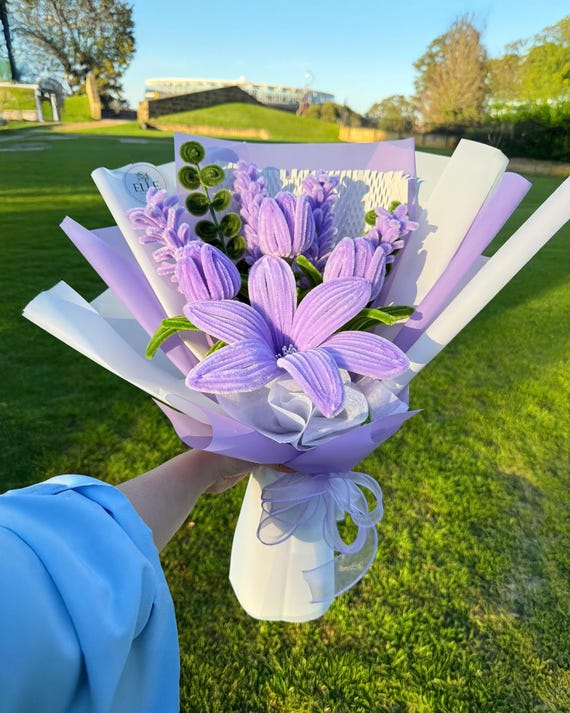 手作りの紫色のパイプクリーナーの花束、ラベンダーとチューリップ