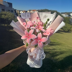 Pfeifenputzer Blumenstrauß, rosa und weißer Blumenstrauß, Lilie, Tulpe, Rose, Gerbera, Blumengeschenk, Jubiläumsblume, kleiner großer Blumenstrauß