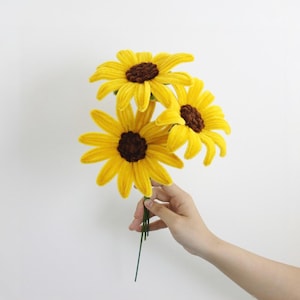 Tutorial PDF per realizzare un girasole giallo con scovolini, modello fai da te per fiori con stelo in ciniglia, video guida incluso, download immediato.