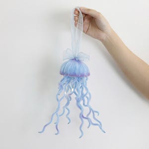 Handleiding (PDF) voor het maken van een lampje in de vorm van een kwal van pijpenragers, zelf een bloempatroon van chenillestengels maken, inclusief video-instructies, direct te downloaden.
