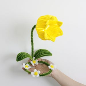 Handleiding voor het maken van een tulpvormige lamp met pijpenrager (PDF), zelfbouwpatroon voor een bloem met chenille steel, inclusief video-instructie, direct te downloaden.