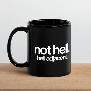 Cadeau pour collègue idéal(e) | Mug noir existentiel « Pas l'enfer, mais à côté » | Satire sarcastique du monde de l'entreprise | Décoration de bureau humoristique | Cadeau pour introverti(e)