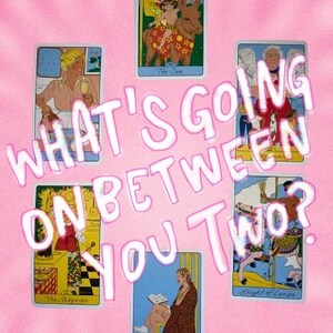 Può includere: Carte dei tarocchi disposte su uno sfondo rosa con il testo "What's going on between you two?" sovrapposto alle carte. Le carte sono Il Sole, Il Mago, Cavaliere di Coppe e Re di Coppe.