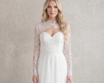 Vestido de novia de encaje color marfil claro con cuello mandarín y abertura en la espalda
