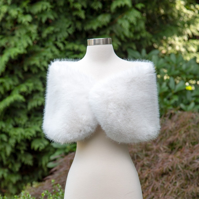 Puede incluir: Chal de piel sint&eacute;tica blanca, perfecto para a&ntilde;adir un toque de elegancia a cualquier atuendo.
