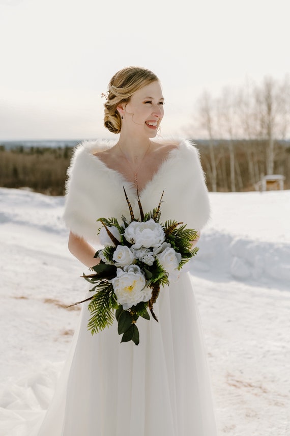 23 Winter Wedding Dresses & Bridal Stoles