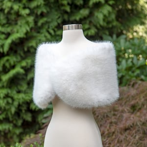 Puede incluir: Chal de piel sint&eacute;tica blanca, un accesorio suave y esponjoso para una boda u ocasi&oacute;n especial.