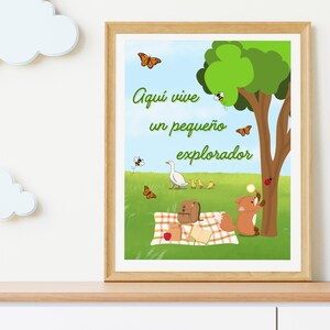 May include: A colorful illustration of a fox with a backpack having a picnic under a green tree. The text "Aquí vive un pequeño explorador" is written in Spanish on the image.